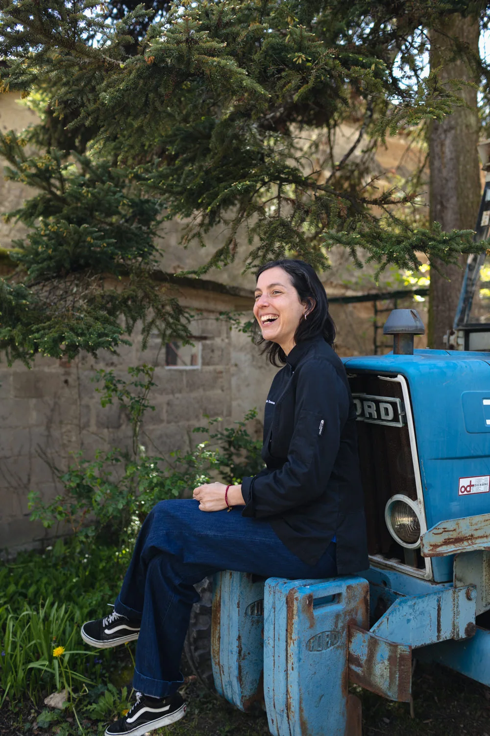 Portrait de Julie en photo sur un tracteur