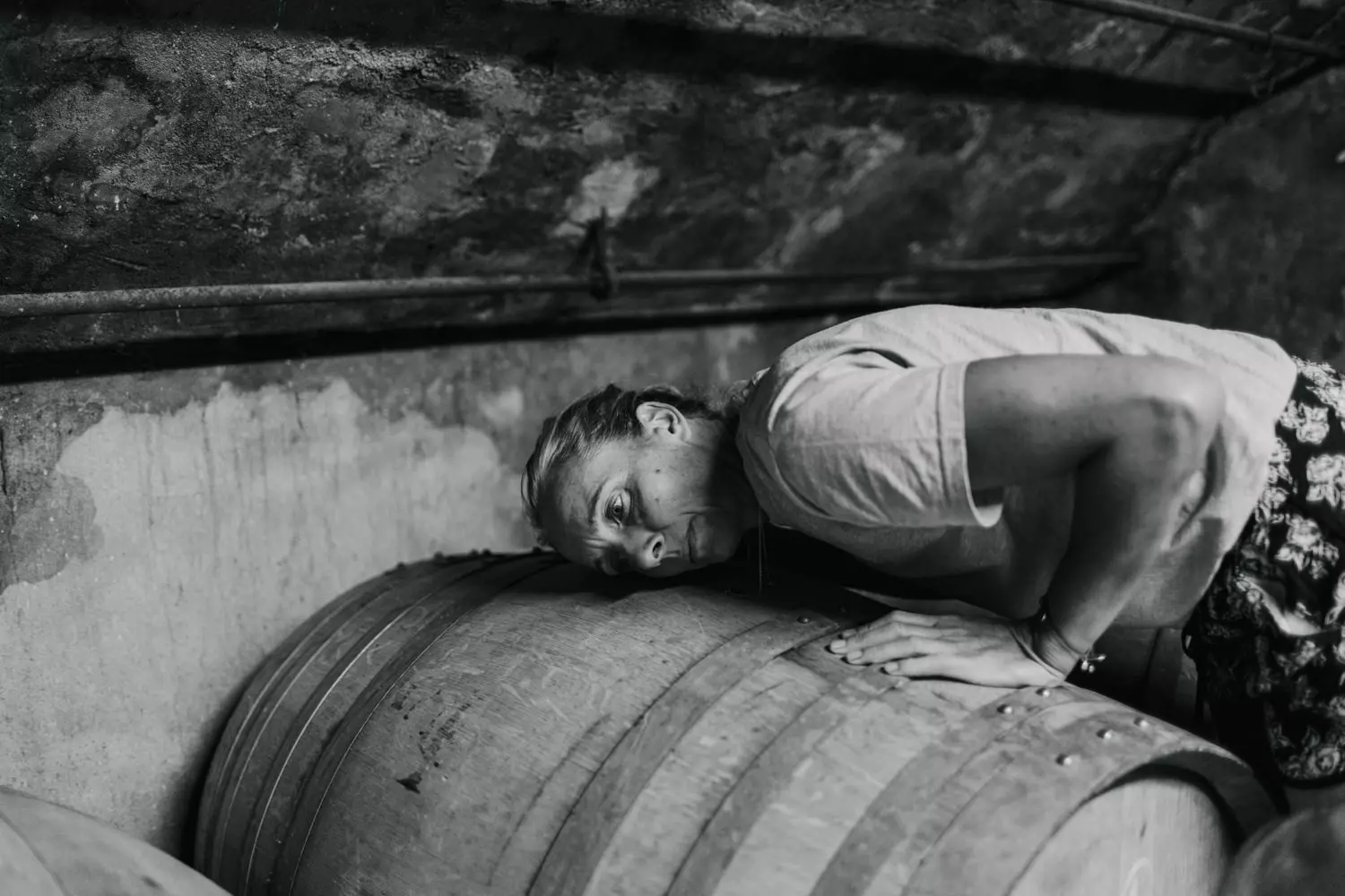 vigneronne qui écoute son vin