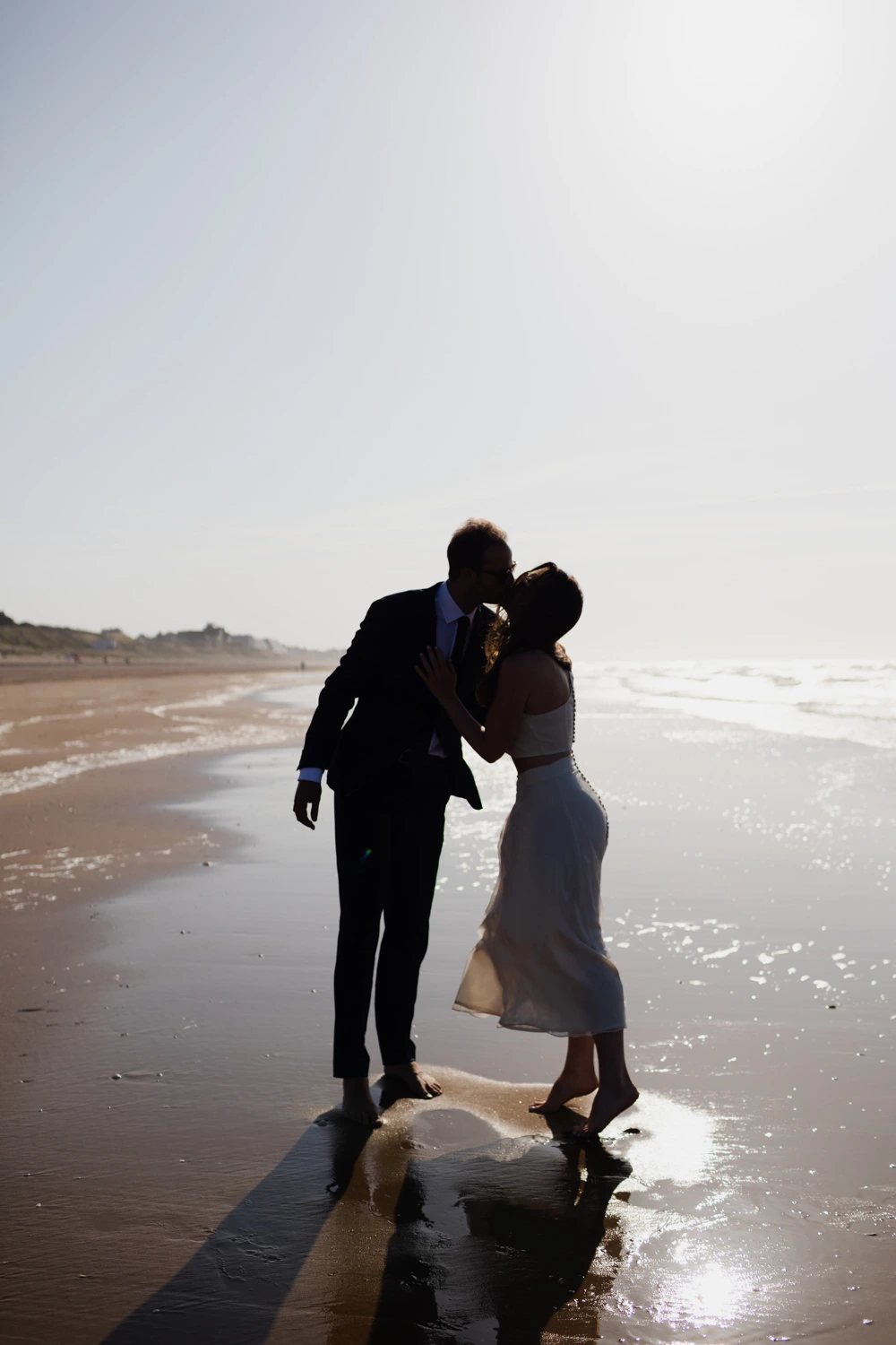 Photographie lors de la séance couple à la plage de Cabourg.