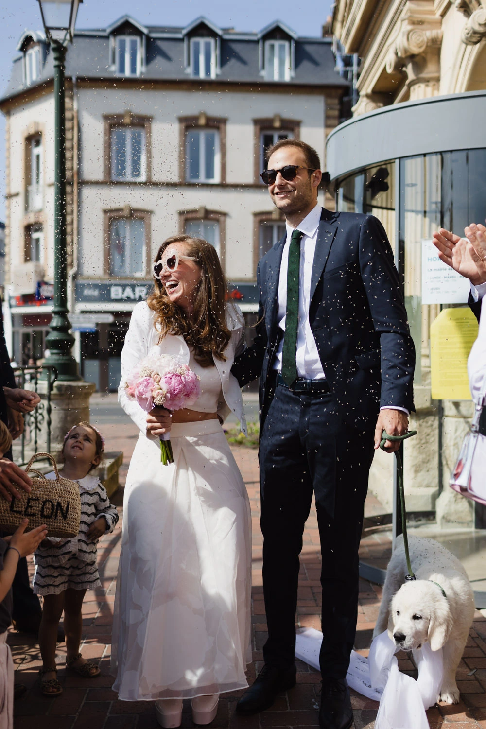 Photographie à la sortie de la mairie des mariées.