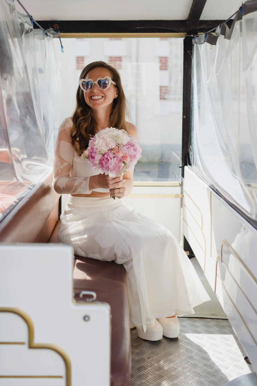 Portrait de la mariée dans le petit train de Cabourg.