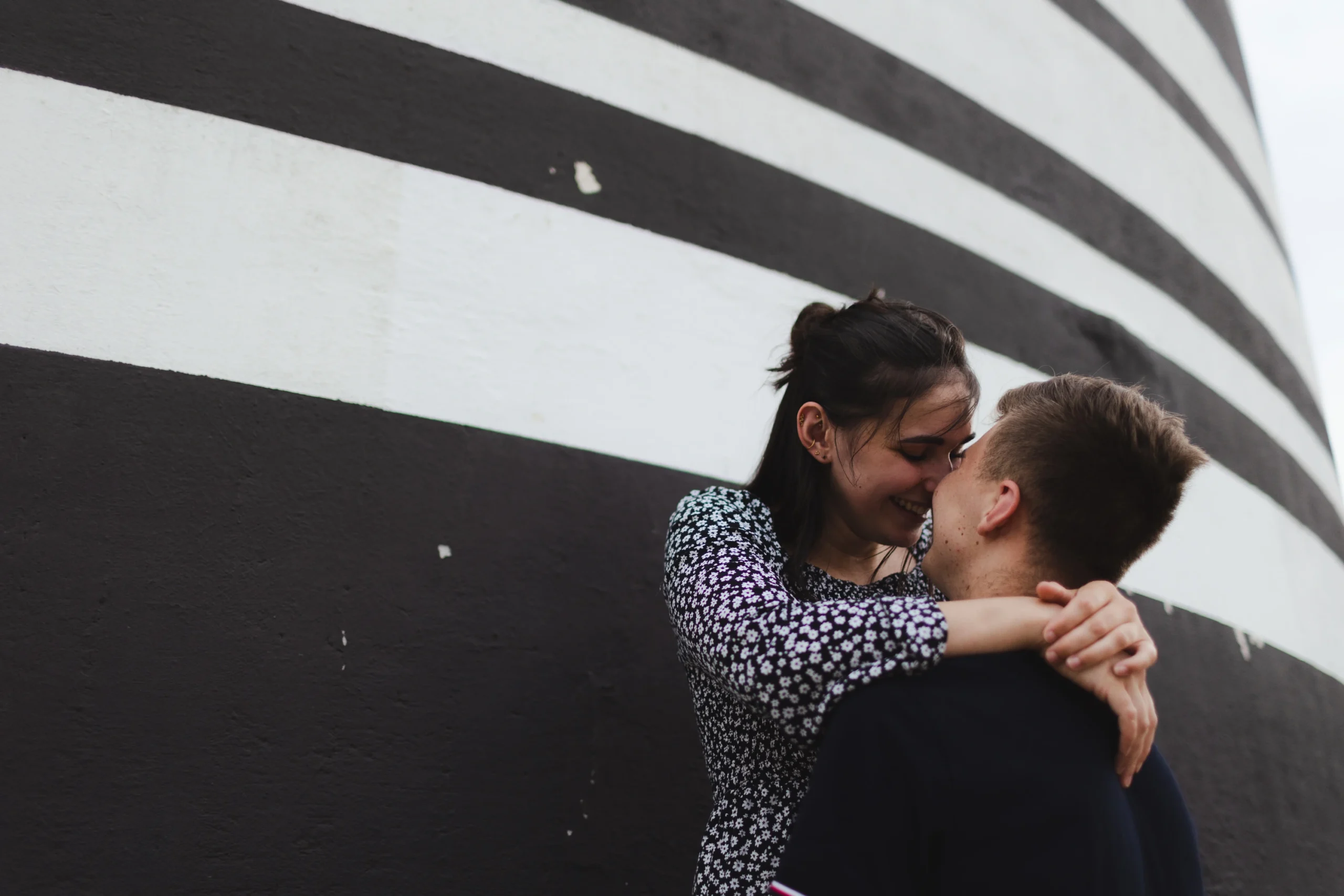 Une couple fou amoureux, lors d'une séance photo sur les quais du Rhône à Lyon.