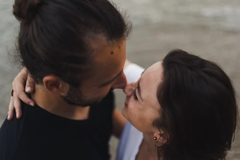 une séance couple à la plage pour prendre un moment pour soi.