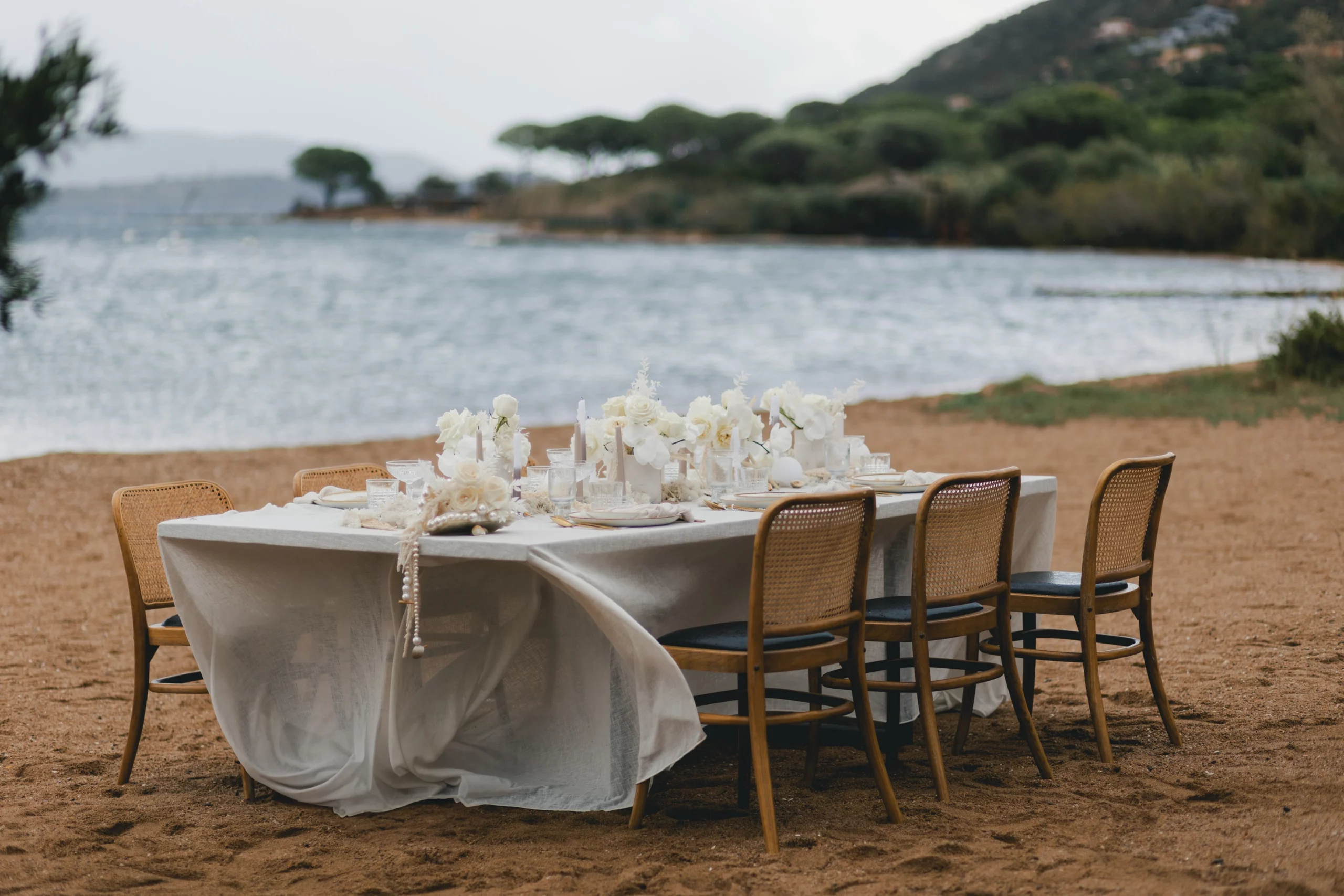 Une table de mariage posé sur le sable en Corse