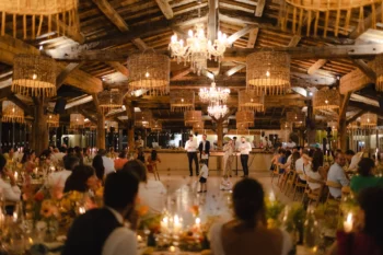 Domaine de mariage dans le Luberon, la salle est en bois au milieu d'un champ d'olivier. Une salle lumineuse en teinte chaude.