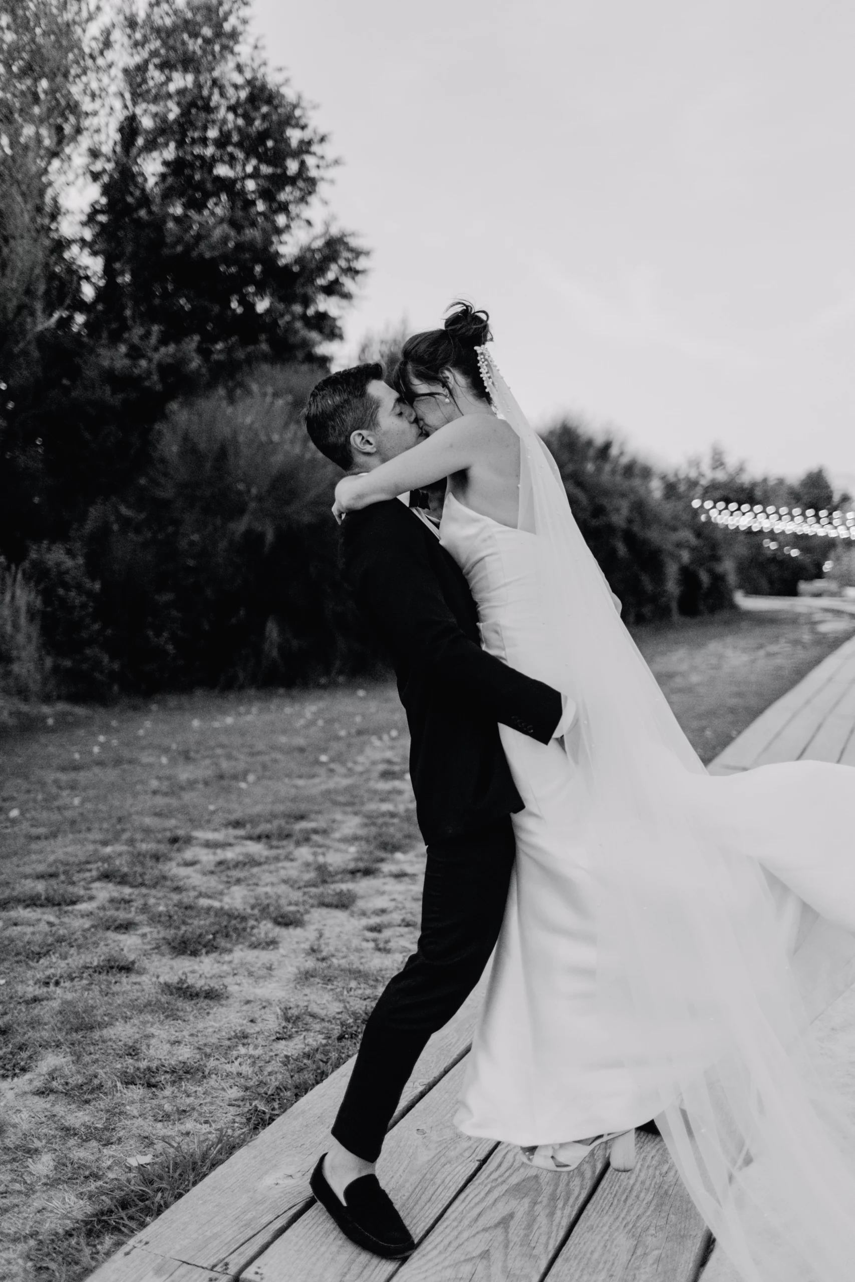 Un couple fou amoureux, s'embrasse et où l'homme porte sa compagne.