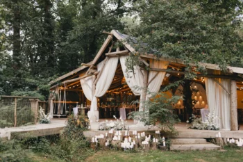 Une cabane où se tient le diner d'un mariage dans les Landes à Coco Barn- illuminer par des bougies et lampes à l'intérieur.