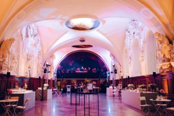 Pièce principale du musée, où des tables sont dresses de par et d'autres et des musiciens au fond de la salle.