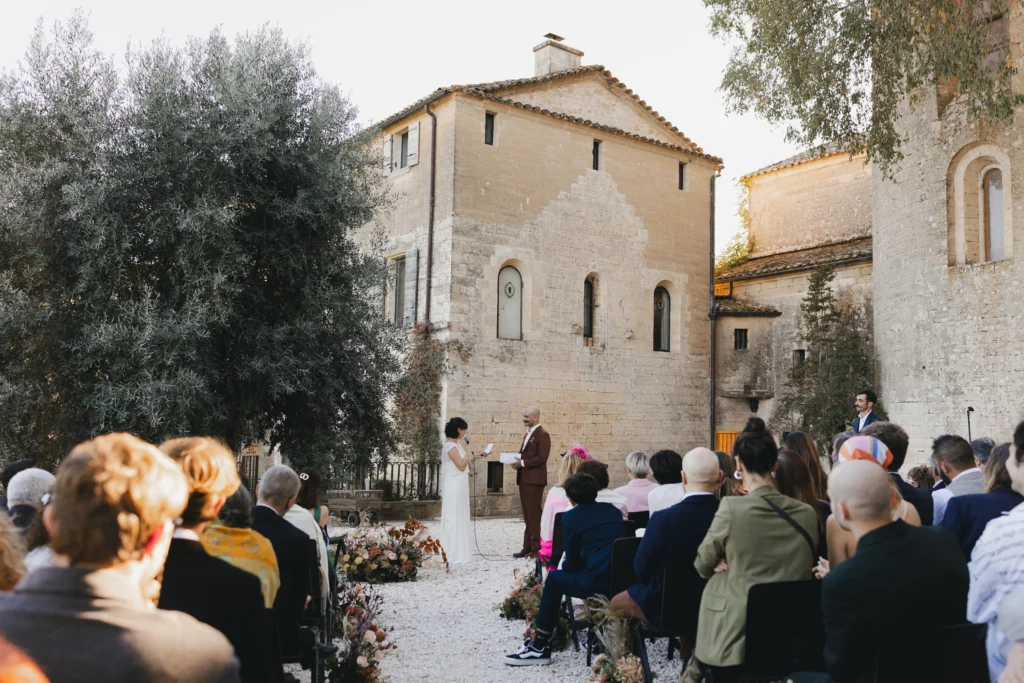 Un couple se tenant devant les invités, tenant dans les mains un micro et leur discours.