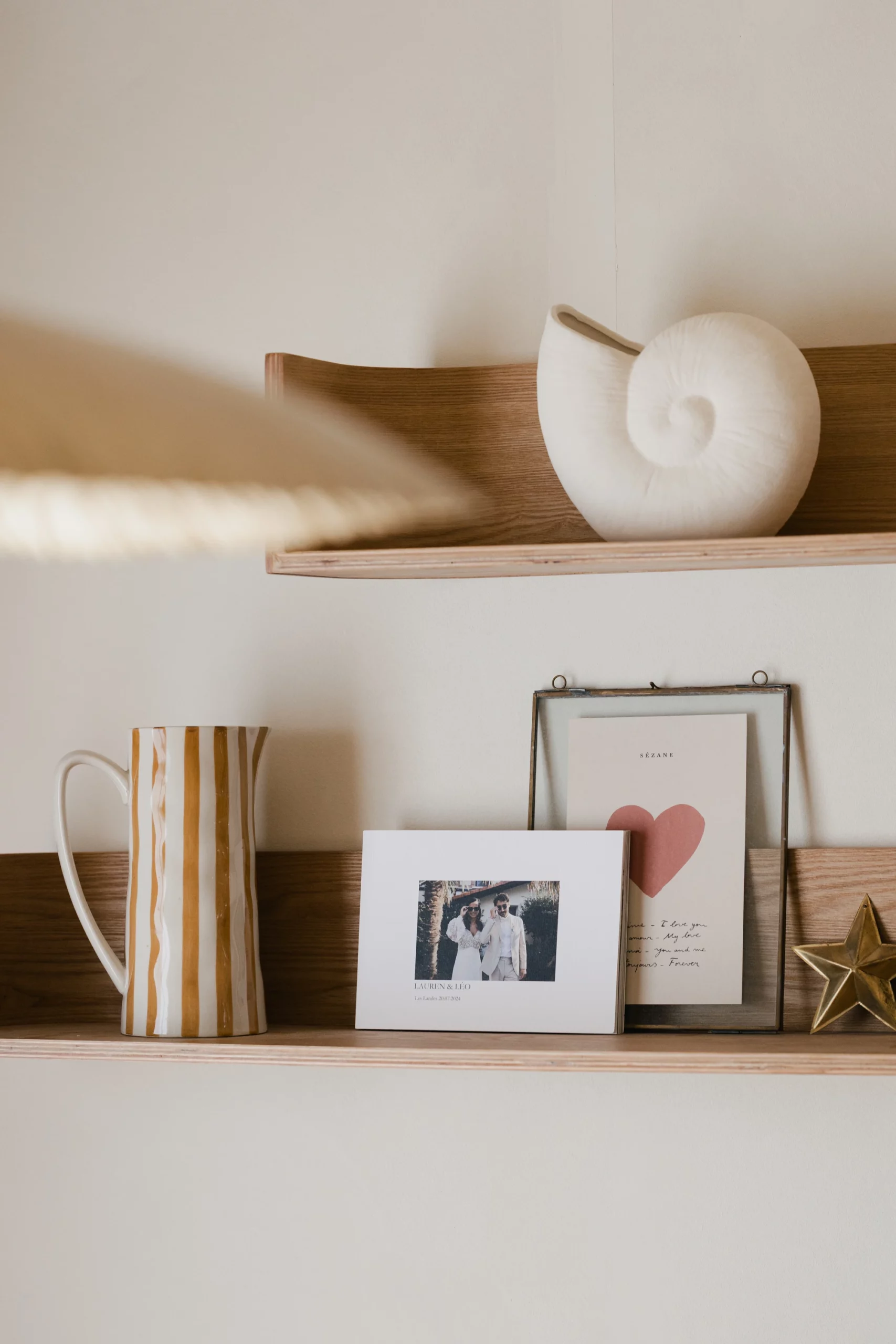 Un livre au page souple tel un album photo est posé sur une étagère dans une maison.