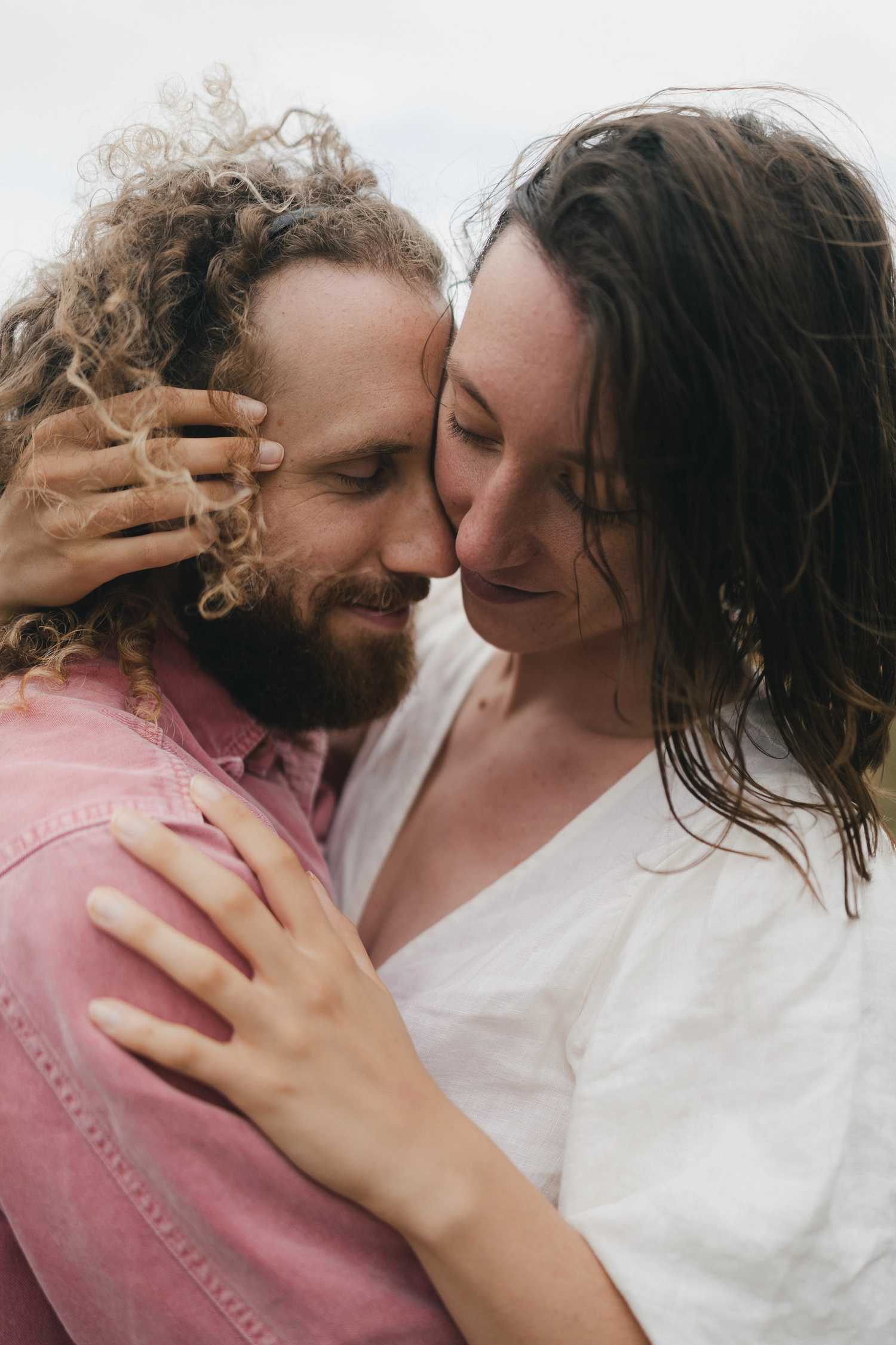 Un couple amoureux, se sert l'un contre l'autre, où leur visage est collé.