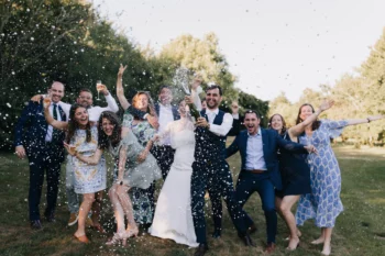 Une photo de groupe, où le champagne éclaboussent les invités.