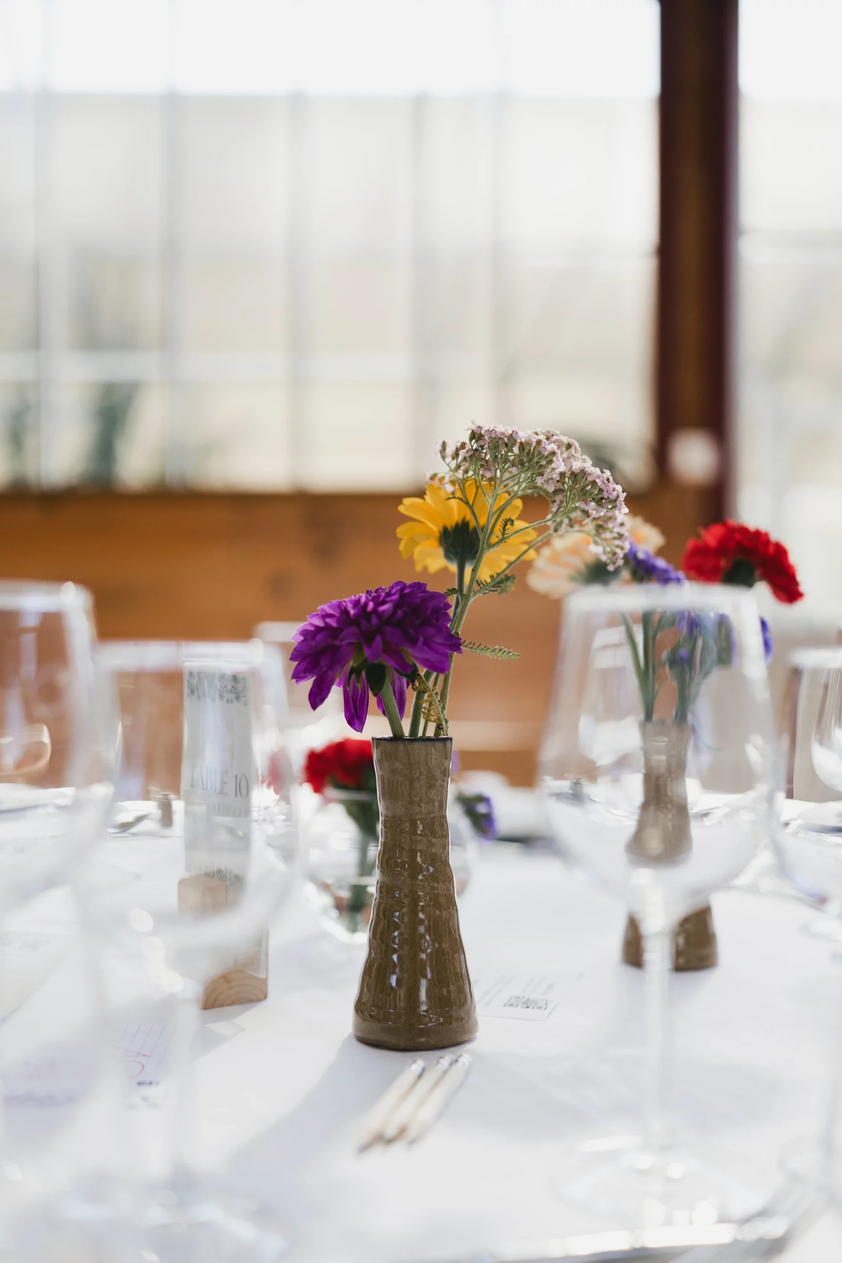 Une composition florale posée sur un des tables de la serre.