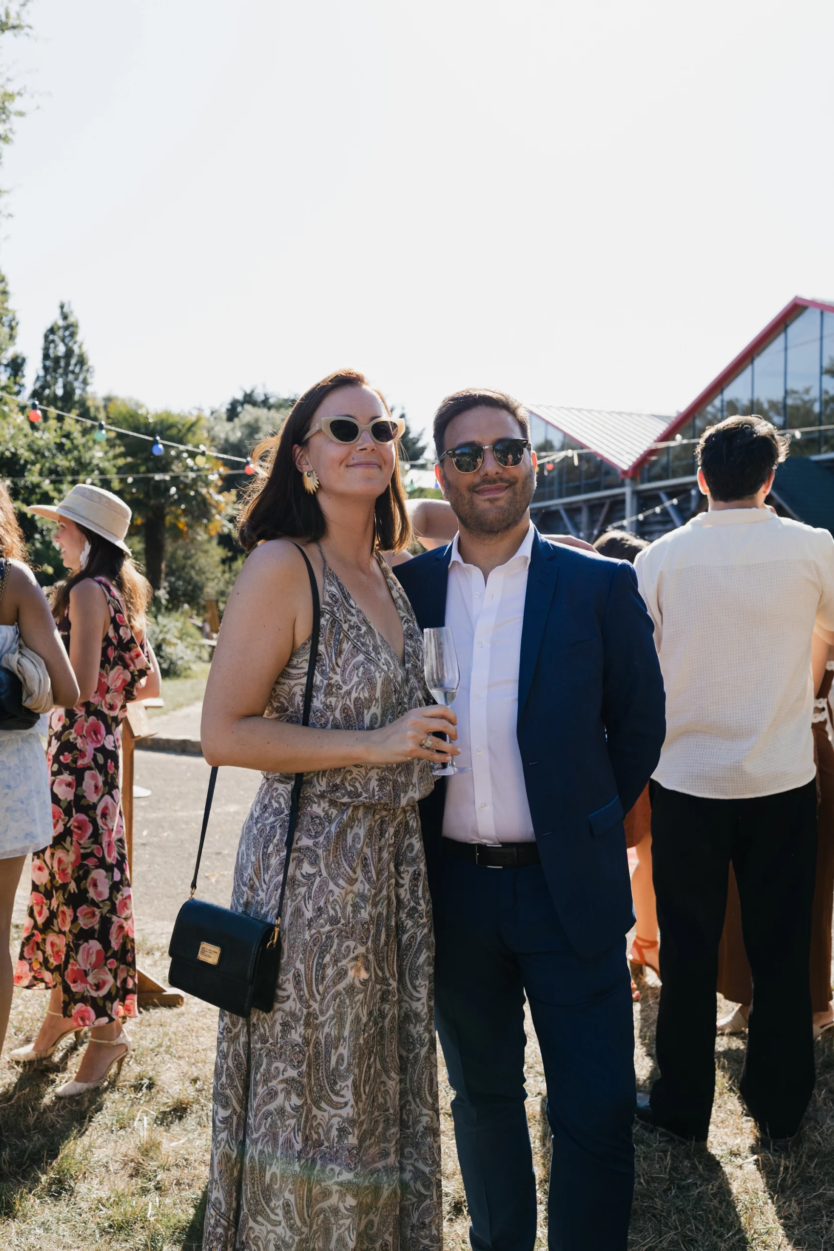 Une couple se teint debout face aux Serres de Rospico.