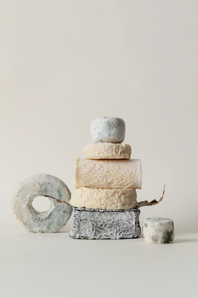 Plusieurs fromages de chèvre son empiler les uns sur les autres.