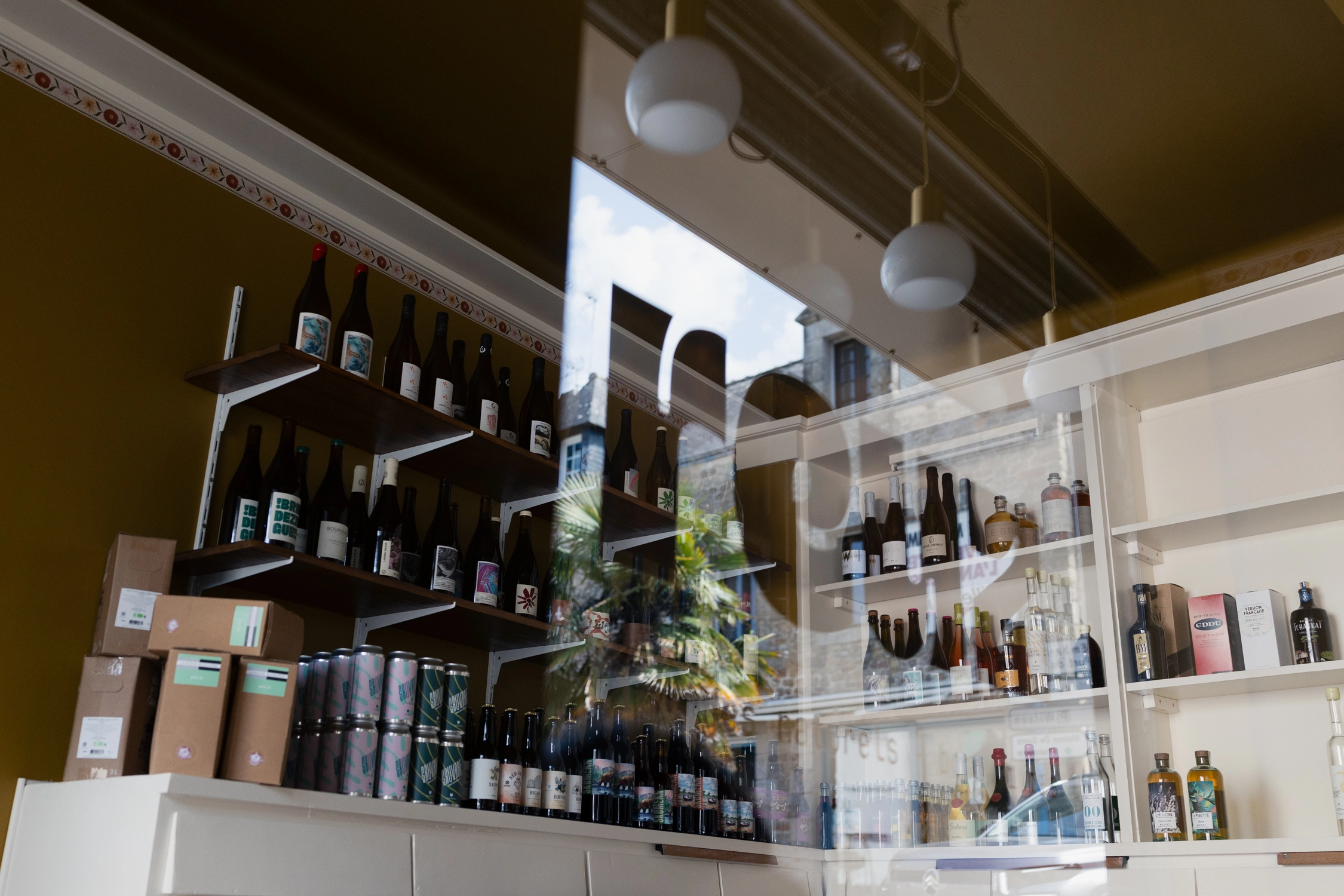 Une boutique de spiritueux et vin et où on remarque le reflet du logo.