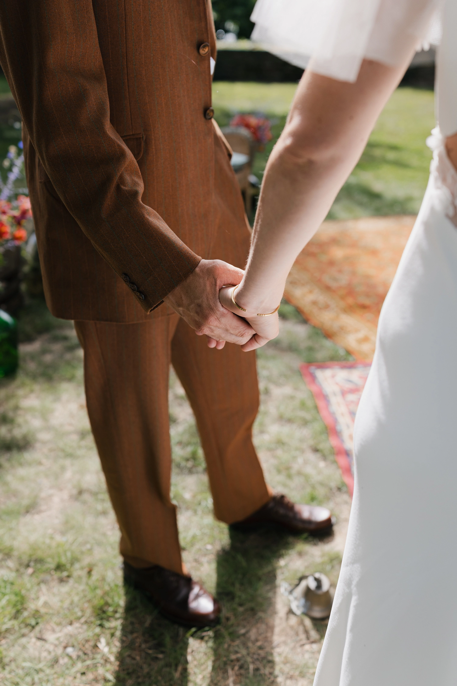Un homme et une femme se tenant la main.