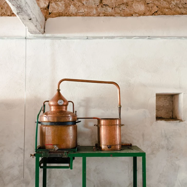 Alambic de 5 litres dans une grange