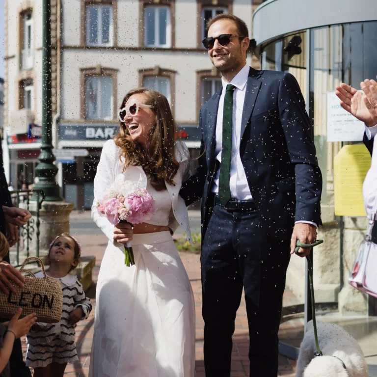 Photographie à la sortie de la mairie des mariées.