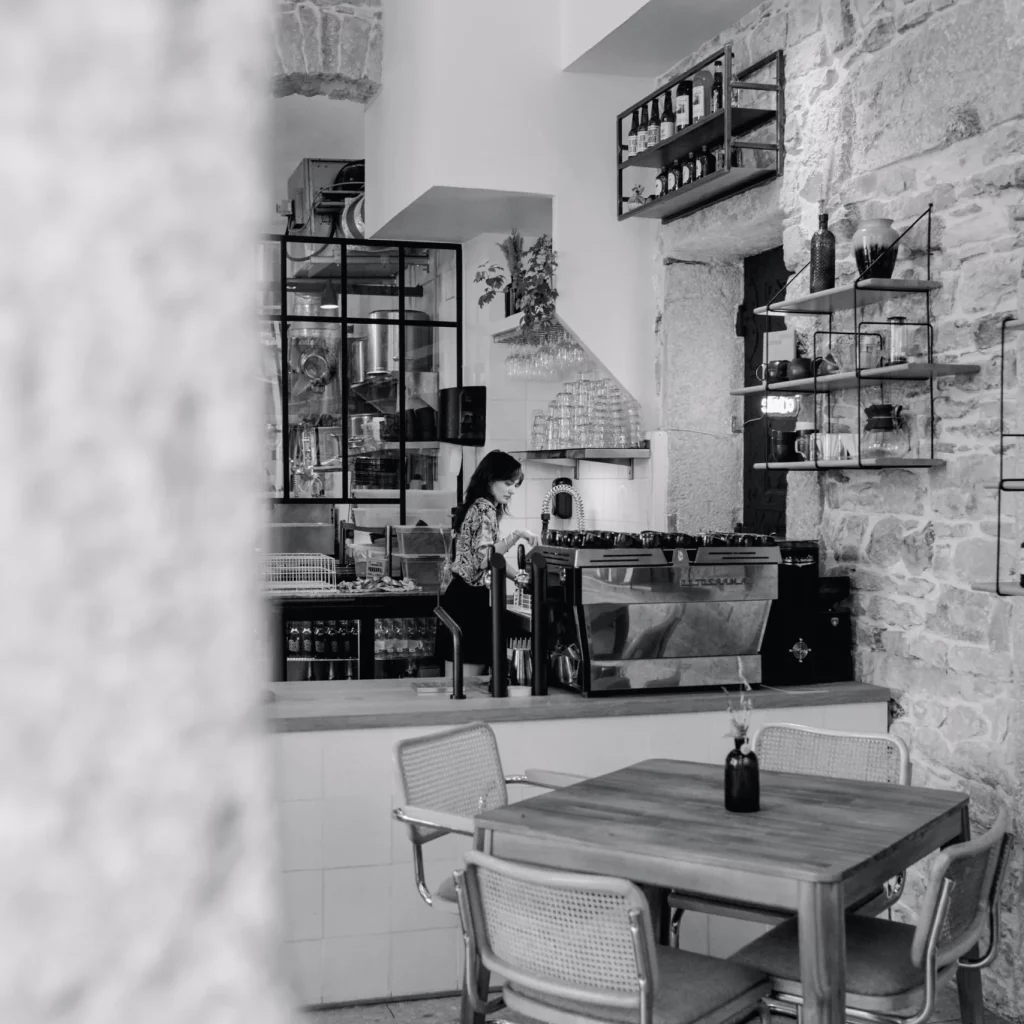À travers un miroir, Mélanie qui est au comptoir et on voit également l'ensemble de la pièce principale.
