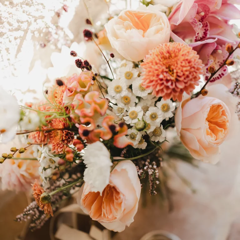 domethilde_photographe_mariage_bretagne_bouquet_fleurs Un bouquet de mariée, posé contre un mur en pierre.