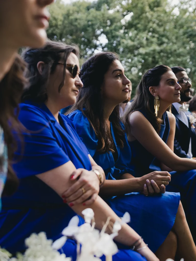 domethilde_photographe_mariage_bretagne_ceremonie_laique Les invités sont assis et regardent droit devant eux, l'une d'elle une larme coule sur sa joue.