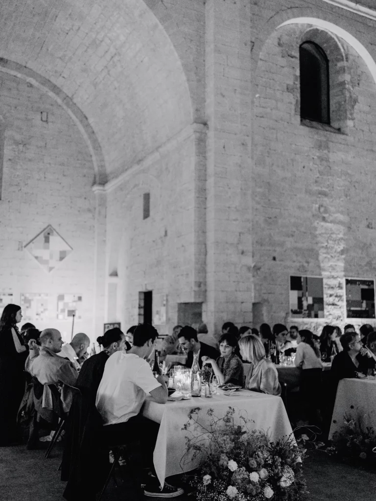 domethilde_photographe_mariage_bretagne_diner Dîner à la lueur des bougies dans un clos en pierre.
