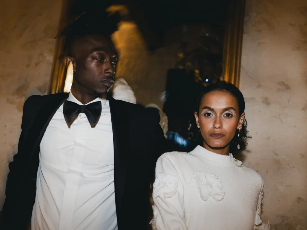 domethilde_photographe_mariage_bretagne_editoriale Une couple sont l'un à côté de l'autre, se trouve dans une maison en pierre.
